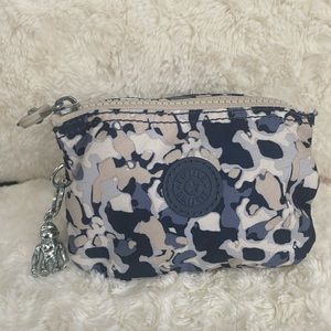 Kipling camouflage pouch